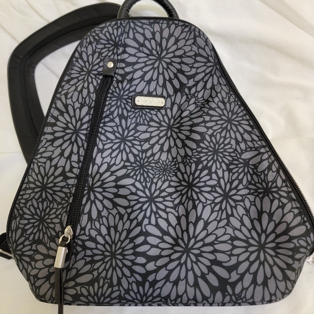 Baggallini Naples Convertible Daypack Sling/ Crossbody